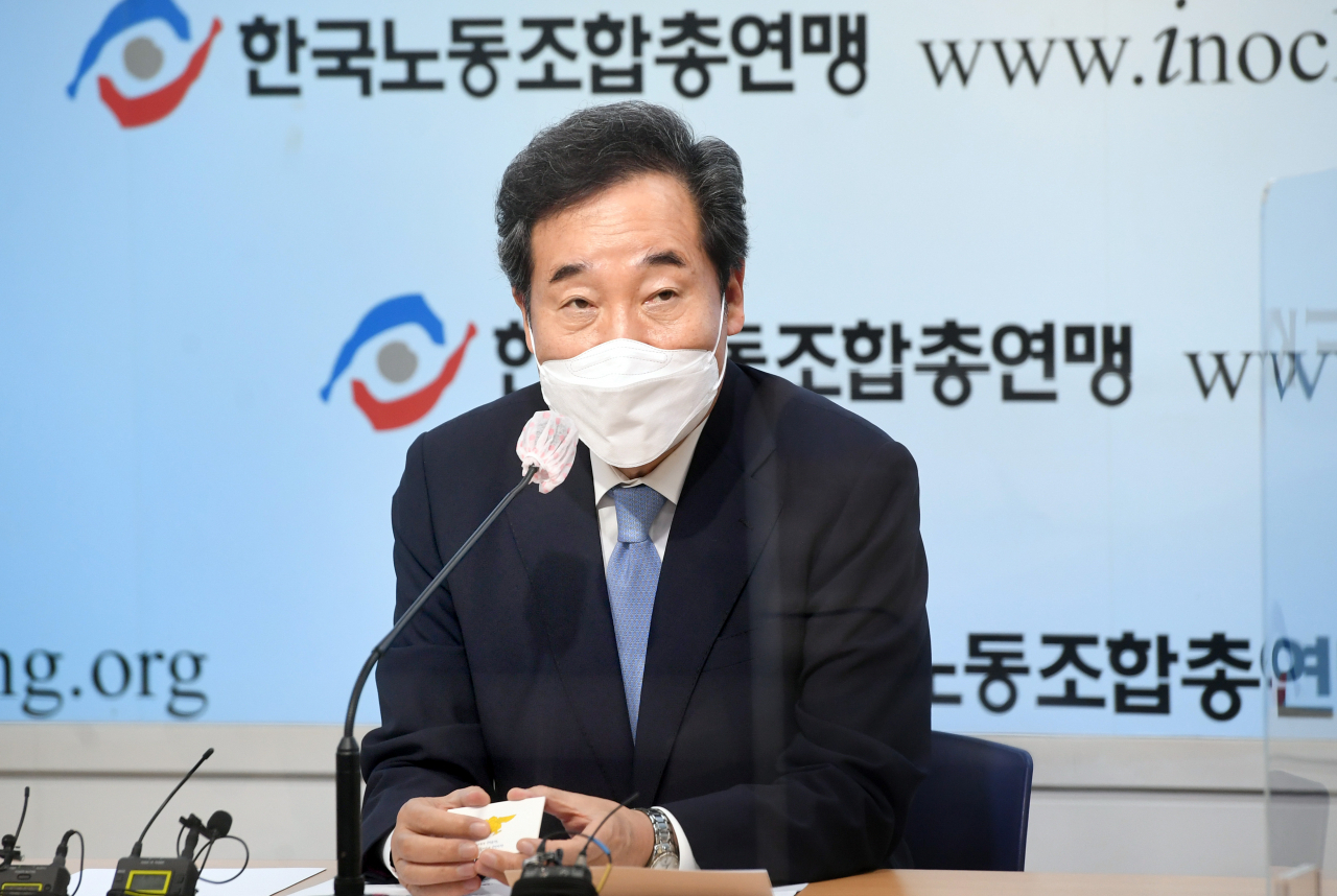 이낙연 더불어민주당 대선 경선후보가 지난 9일 서울 여의도 한국노동조합총연맹 대회의실에서 열린 '공무원연맹, 교사연맹, 소방발전협의회, 경찰협의회 간담회'에서 인사말을 하고 있다. [국회사진기자단]
