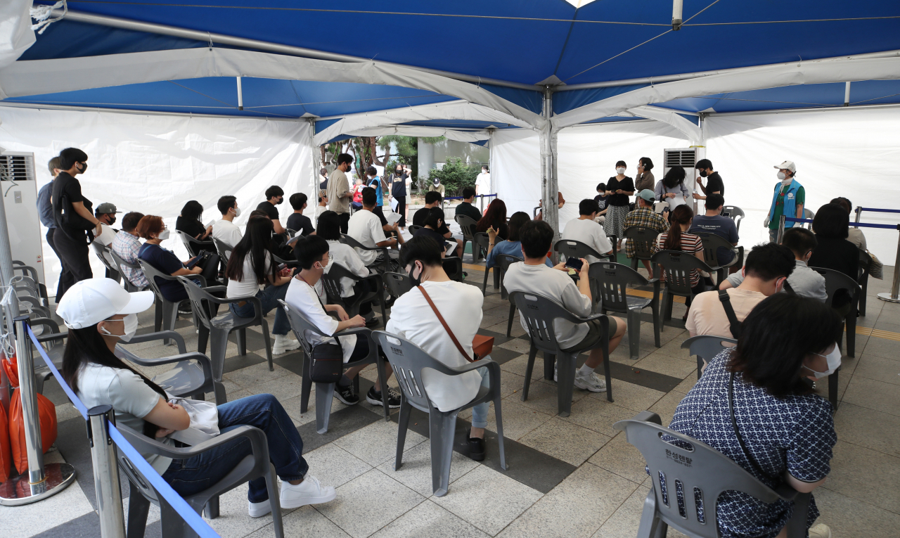 9일 서울 동작구민체육센터에 마련된 동작구 제2예방접종센터에서 시민들이 백신 접종을 기다리고 있다. [연합]