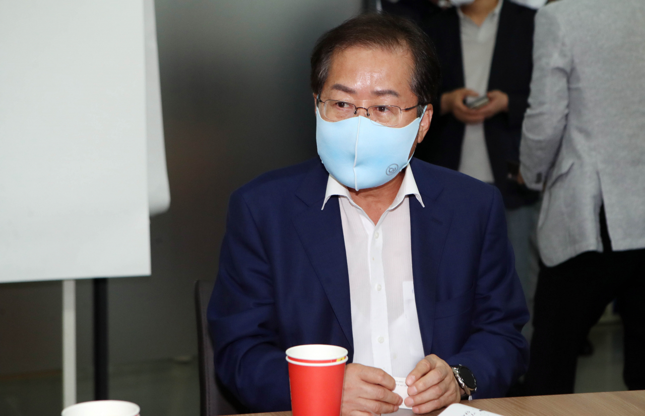 국민의힘 대권주자인 홍준표 의원이 6일 오후 대구경북디자인센터에서 열린 청년4.0포럼에서 특강을 하기에 앞서 포럼관계자들과 얘기를 나누고 있다. [연합]