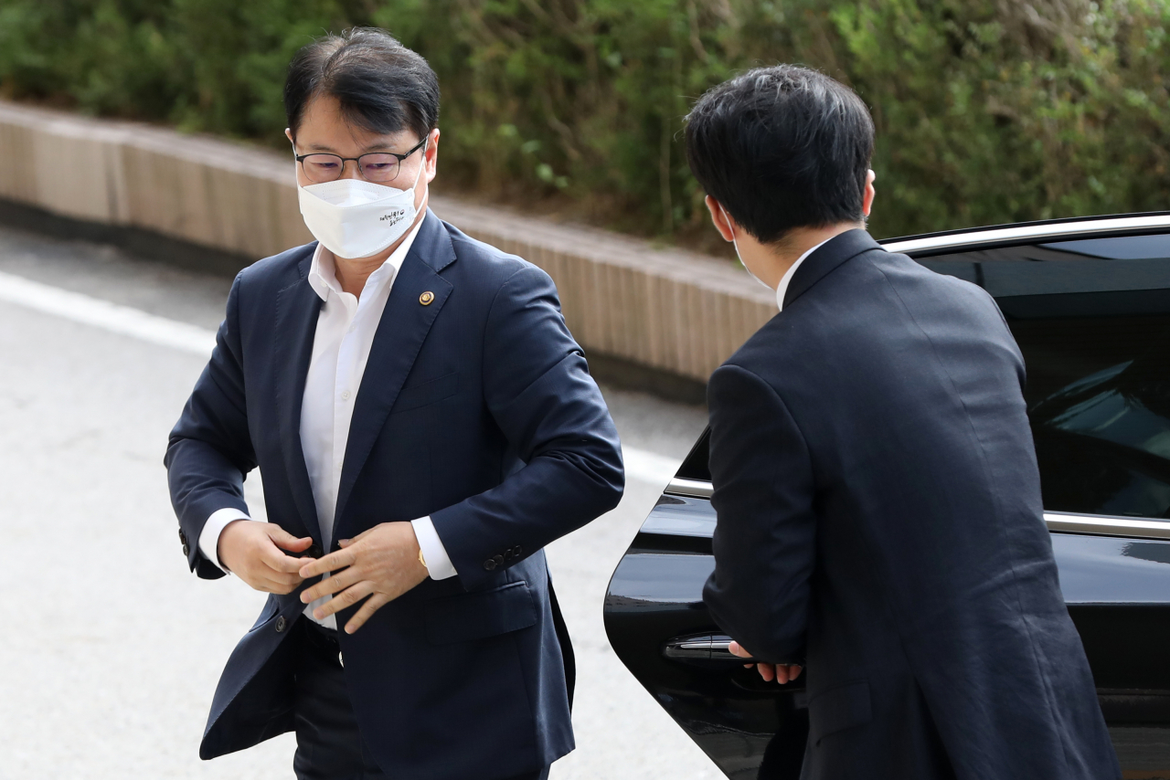 가석방심사위원회 위원장인 강성국 법무부 차관이 9일 경기도 과천 법무부 청사에 출근하며 차에서 내리고 있다.[연합]