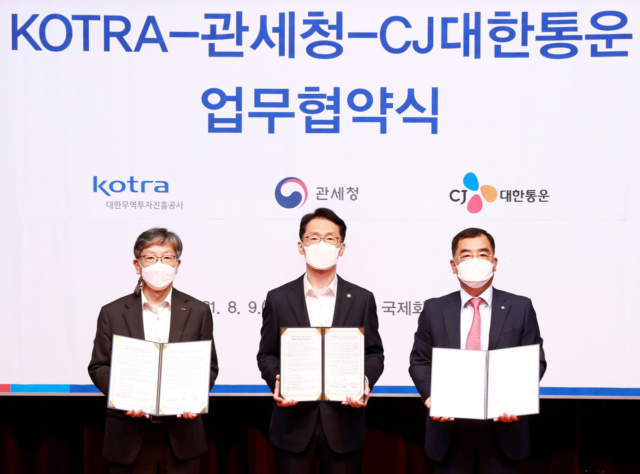 CJ대한통운은 9일 서울시 서초구 코트라(KOTRA) 본사에서 코트라, 관세청과 ‘중소기업 전자상거래 수출 지원 사업 협약’을 체결했다. 국내 중소‧중견기업들이 해외 전자상거래 시장에 성공적으로 진출하고 수출경쟁력을 강화할 수 있도록 수출통관 및 물류 서비스를 제공하는 것을 골자로 한다. (왼쪽부터) 유정열 코트라 사장, 임재현 관세청장, 강신호 CJ대한통운 대표이사가 협약 체결 후 기념촬영을 하고 있다.[CJ대한통운 제공]