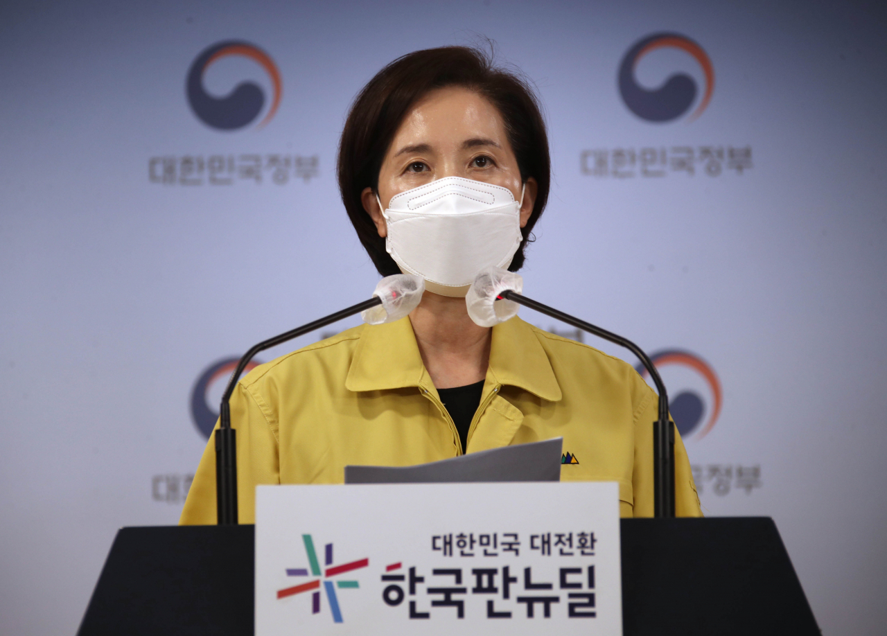 유은혜 사회부총리 겸 교육부 장관이 9일 정부서울청사 브리핑실에서 전면등교 여부 등 2학기 학사 운영 방안을 발표하고 있다. [연합]