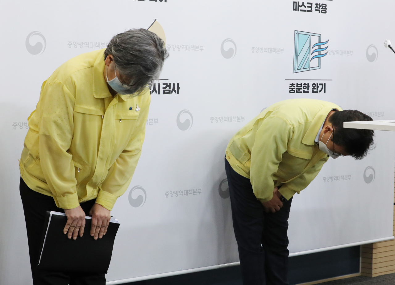 권덕철 중앙재난안전대책본부 1차장(보건복지부 장관, 오른쪽)과 정은경 질병관리청장(중앙방역대책본부장)이 9일 오후 충북 청주시 질병관리청에서 열린 코로나19 백신 도입 및 접종계획 등을 발표하는 보건복지부-질병관리청 합동브리핑에 입장해 인사하고 있다. [연합]