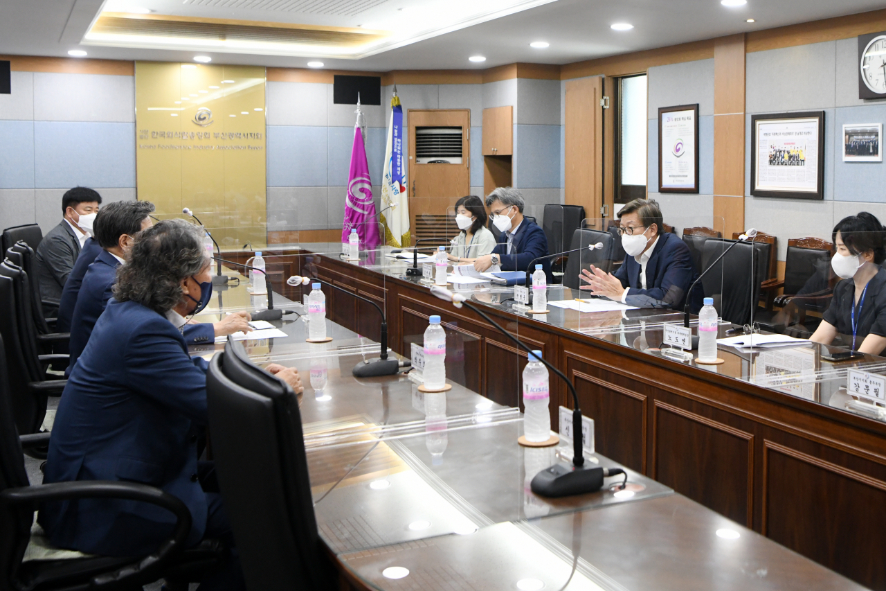 박형준 부산시장이 9일 오후, 한국외식업중앙회 부산광역시지회를 직접 찾아 방역 협조를 당부했다. [부산시 제공]