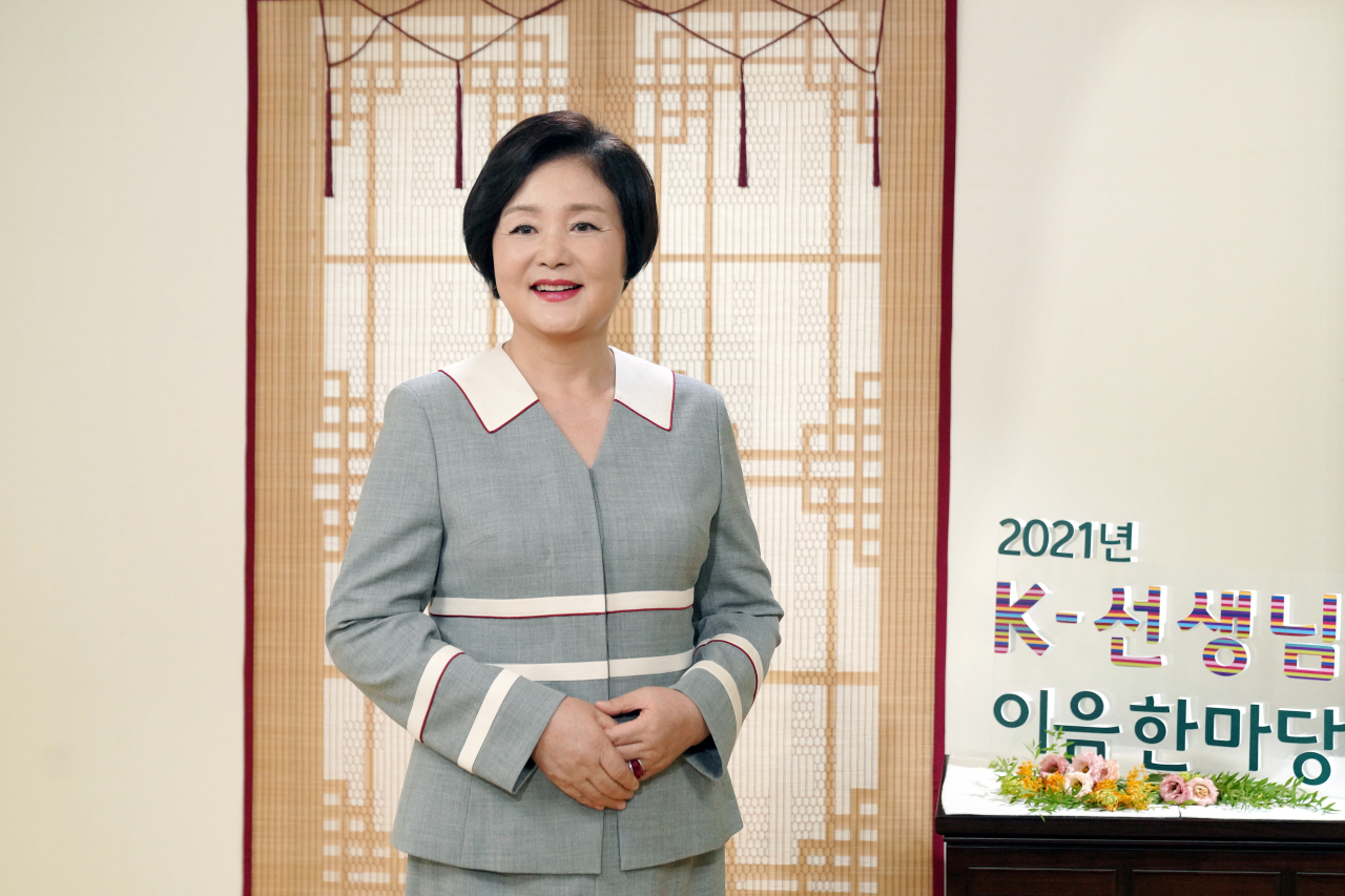 김정숙 여사가 9일 오후 비대면으로 진행된 전 세계 한국어 교육자들의 현장경험 공유 및 상호교류와 소통을 위한 행사, 'K-선생님 이음 한마당'에서 영상으로 축사를 전하고 있다. [연합]
