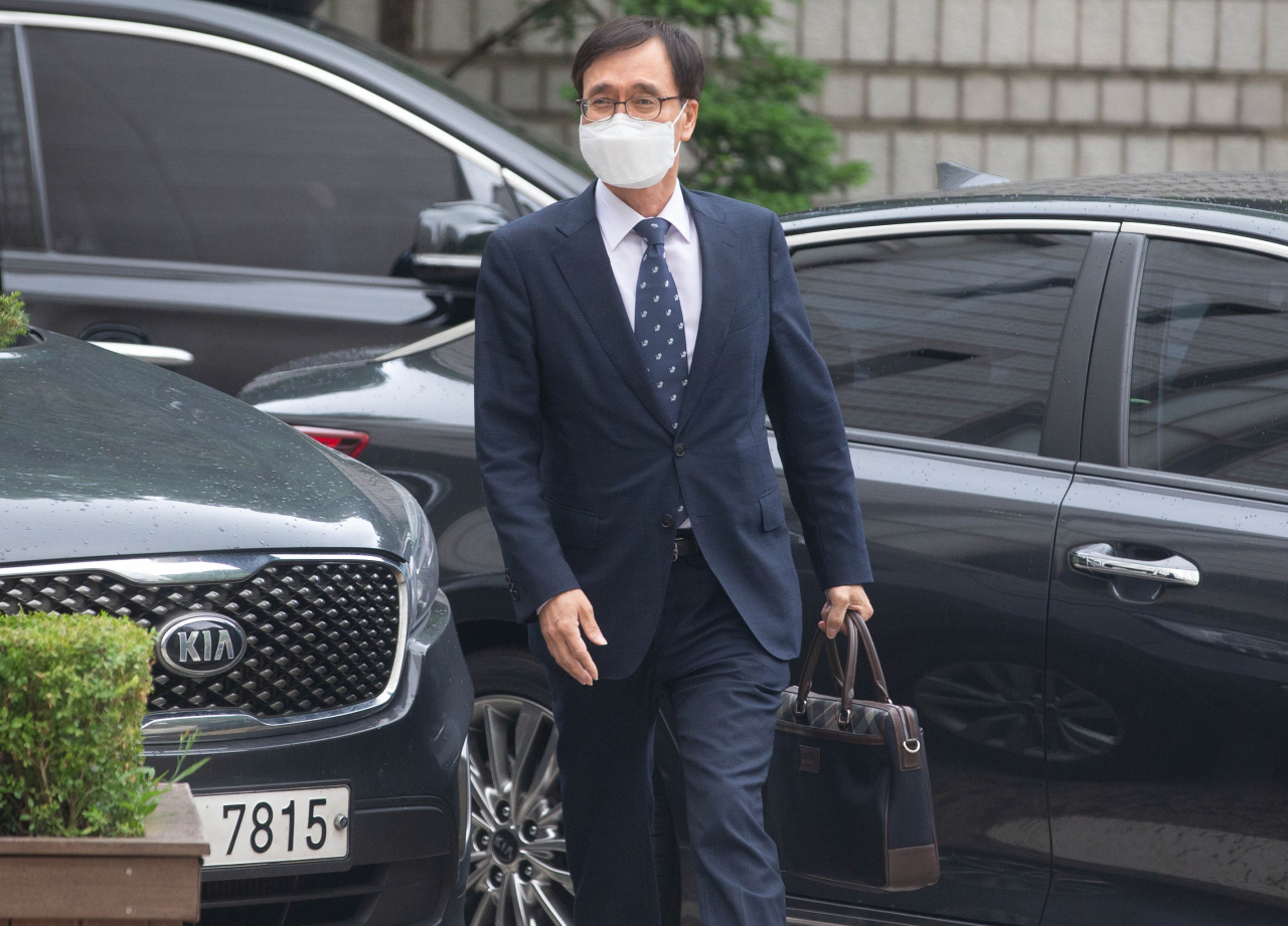 한동훈 검사장 압수수색 과정에서 독직폭행혐의로 기소된 정진웅 울산지검 차장검사에 대한 1심 판결이 12일 선고될 예정이다. 사진은 지난달 9일 오전 서울 서초구 서울중앙지법에서 열린 1심 결심 공판에 출석하는 정진웅 차장검사의 모습. [연합]