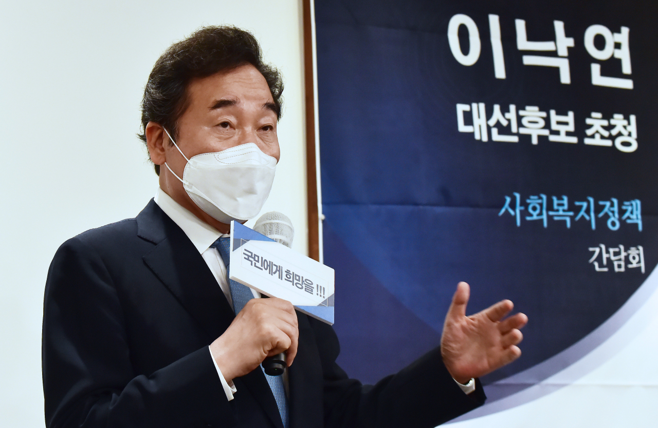 더불어민주당 대선 경선 후보인 이낙연 전 대표가 9일 서울 여의도 하우스카페에서 열린 한국 사회복지시설단체협의회 간담회에 참석, 신복지와 국가책임제 관련 발언을 하고 있다. [연합]