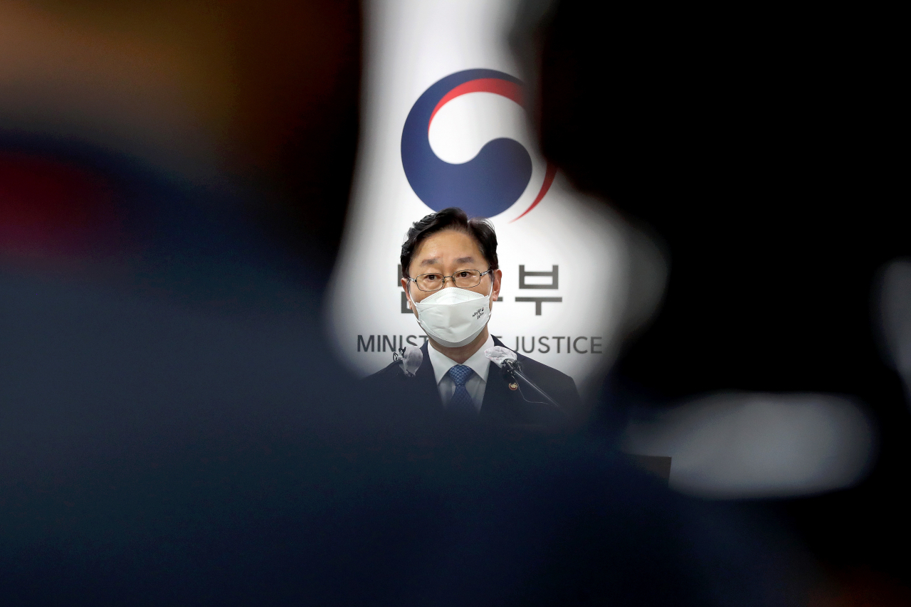 박범계 법무부 장관이 9일 오후 경기 과천시 정부과천청사 법무부 브리핑룸에서 이재용 삼성전자 부회장의 가석방 여부가 결정된 법무부 가석방심사위원회(심사위) 결과를 발표하고 있다. [연합]