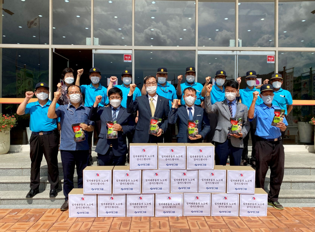 부영그룹 직원들과 경비근로자들이 말복을 맞아 받은 삼계탕을 들고 있다. [부영그룹 제공]