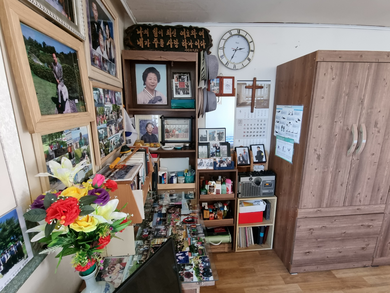 서울 노원구의 한 아파트에 사는 손유섭(91‧가명) 씨는 사별한 아내와 가족들의 사진을 집안 곳곳에 붙여뒀다. 김영철 수습기자