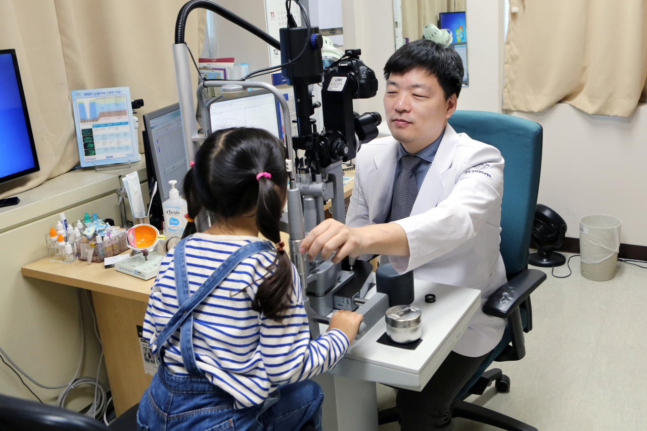 사시는 조기진단을 통해 치료를 받아야만 눈의 기능을 정상으로 회복시킬 수 있고 또한 예후도 좋으므로, 어린이가 완전히 치료받을 수 있도록 부모의 세심한 관찰과 배려가 필요합니다. 아이가 피곤하거나 멍하게 볼 때 눈이 밖으로 돌아가거나, 눈을 자주 깜빡이며 비비는 증상이 동반되며, 나이가 들면서 눈동자가 돌아가는 빈도와 시간이 길어지는 경우, 눈부심이 자주 일어나며 찡그리는 경우 사시를 의심해볼 수 있습니다.