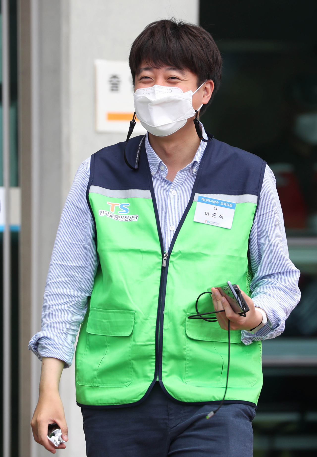 경북 상주시 한국교통안전공단 상주 교통안전 체험교육센터에서 개인택시양수 교육과정 실기교육을 받고 있는 이준석 국민의힘 대표. [연합]