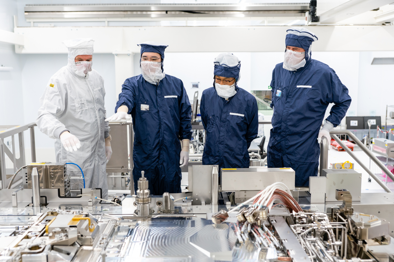 이재용 삼성전자 부회장이 지난해 10월 극자외선(EUV) 장비 확보를 위해 직접 네덜란드 ASML 본사를 방문해 둘러보고 있다. [삼성전자 제공]