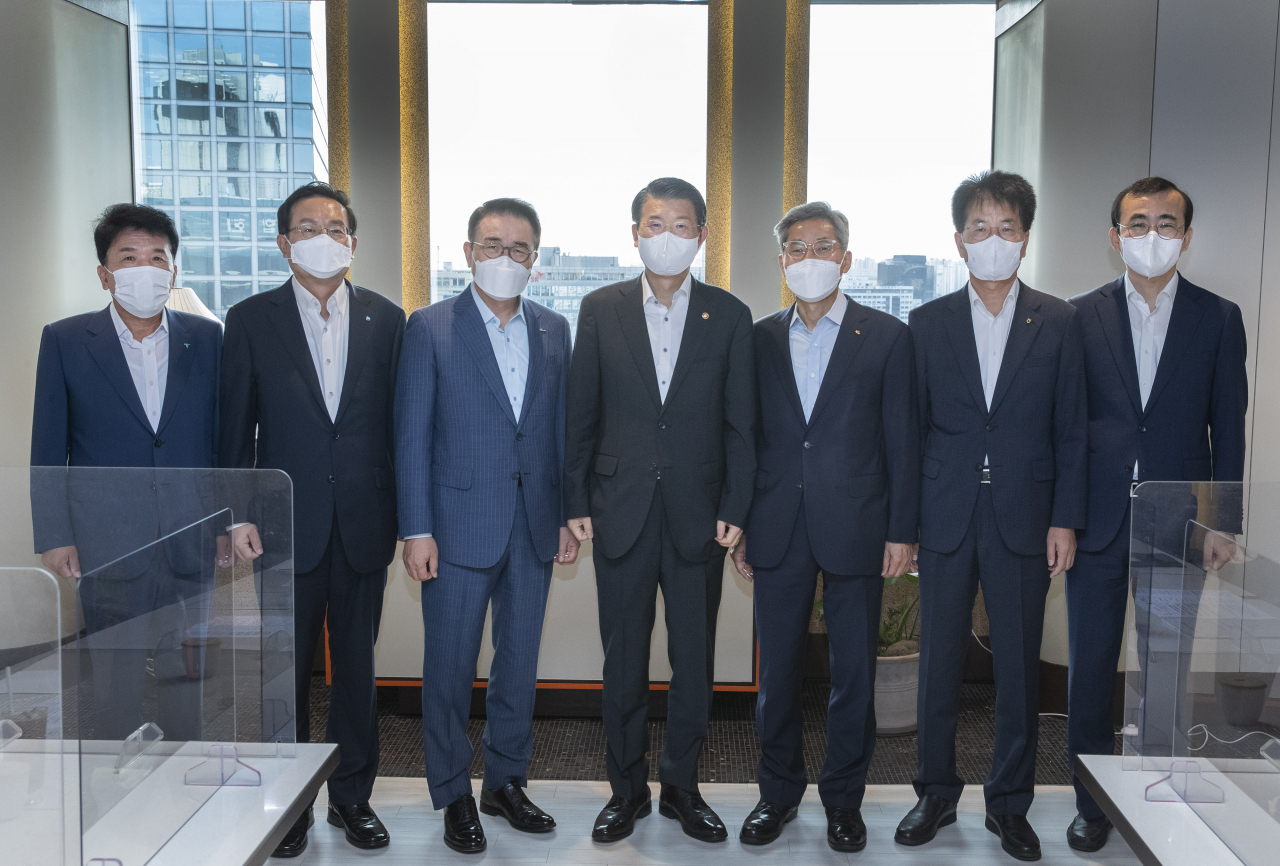 [사진=은성수 금융위원장이 10일 서울 중구 은행연합회 뱅커스클럽에서 조용병 신한금융 회장, 손태승 우리금융 회장, 함영주 하나금융 부회장, 손병환 NH농협금융 회장과 금융권 민생지원 및 일자리 창출 점검 간담회를 진행했다. 금융위 제공]