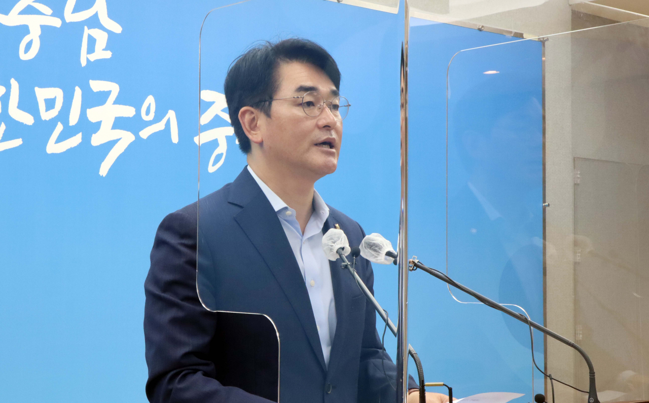 더불어민주당 대선 경선 후보인 박용진 의원이 지난 9일 충남도청을 방문해 지역 현안, 이재용 삼성전자 부회장 가석방, 경쟁 후보자 등에 관한자신의 생각을 말하고 있다. [연합]