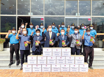 부영그룹 직원들과 경비근로자들이 말복을 맞아 받은 삼계탕을 들고 있다. [부영그룹 제공]
