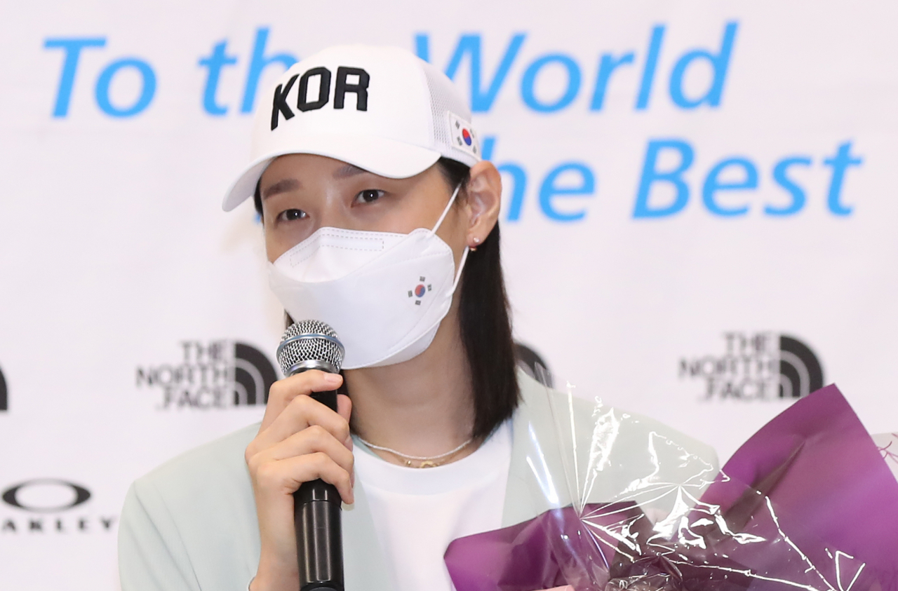9일 오후 인천국제공항 제2터미널 입국장에서 열린 2020 도쿄올림픽 대한민국 선수단 환영식에서 여자 배구 대표팀 김연경이 취재진 질문에 답하고 있다. [연합]