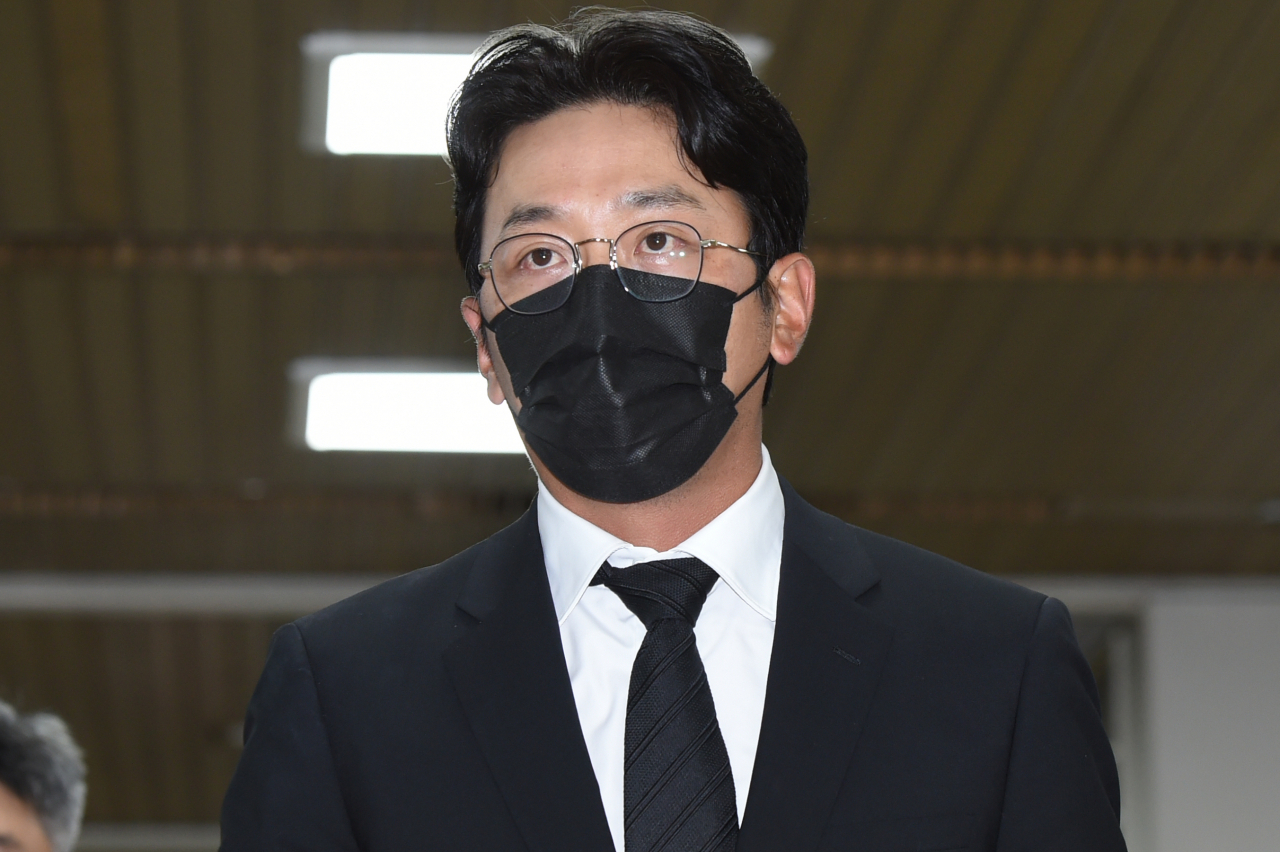 프로포폴 불법 투약 혐의로 재판에 넘겨진 배우 하정우(본명 김성훈)가 첫 공판이 열리는 10일 오전 서울 서초구 서울중앙지법 법정으로 들어가고 있다. [연합]