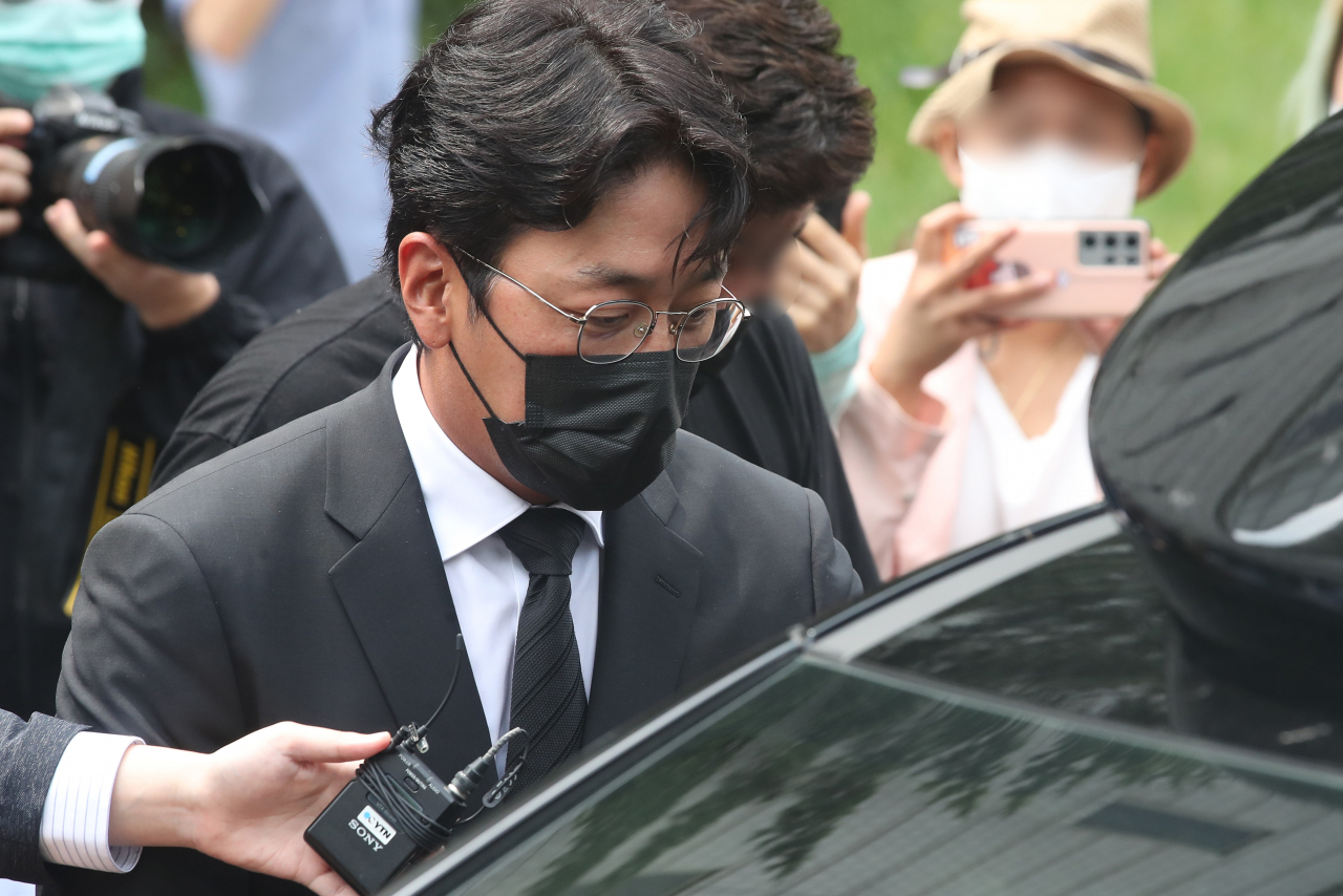 '프로포폴 불법 투약 혐의'의 첫 공판을 마친 배우 하정우(본명 김성훈)가 10일 오전 서울 서초구 서울중앙지법을 나서고 있다. [연합]