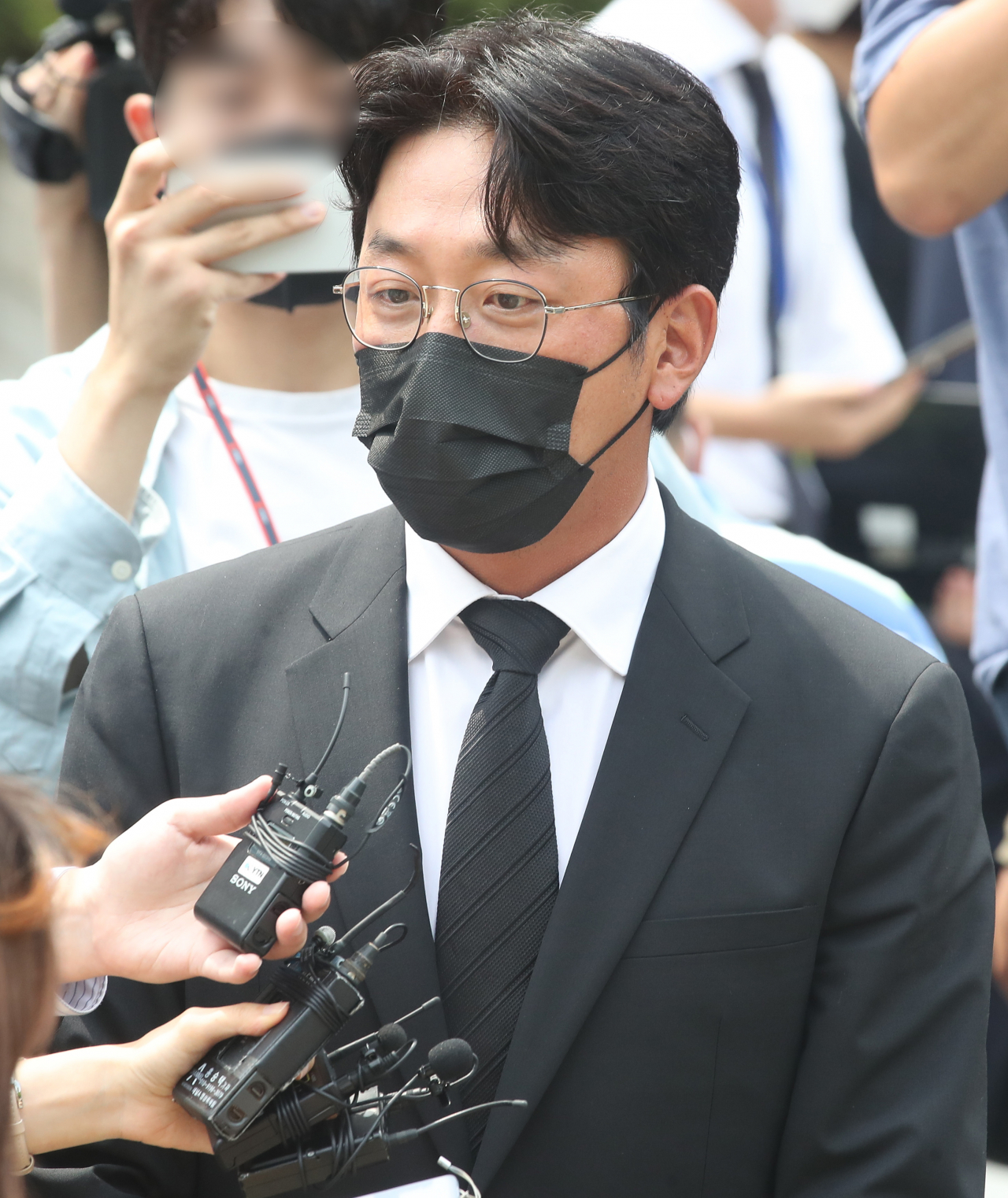 '프로포폴 불법 투약 혐의'의 첫 공판을 마친 배우 하정우(본명 김성훈)가 10일 오전 서울 서초구 서울중앙지법을 나서며 취재진의 질문을 받고 있다. 하 씨는 혐의를 모두 인정, 검찰은 하씨에게 벌금 1천만원을 구형했다. [연합]