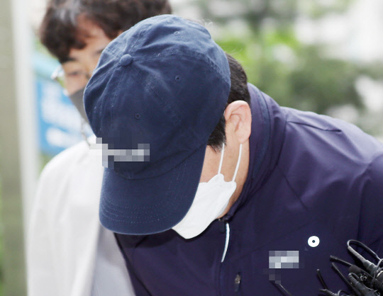4세 딸의 손을 잡고 횡단보도를 건너던 어머니를 승용차로 치어 숨지게 한 50대 운전자 A씨가 지난 5월 17일 구속 전 피의자 심문(영장실질심사)을 받기 위해 인천시 미추홀구 인천지방법원으로 들어서는 모습. [연합]