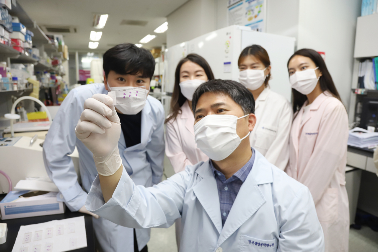 조이숙 박사 연구팀이 세포 바이오마커를 확인하고 있다.[한국생명공학연구원 제공]