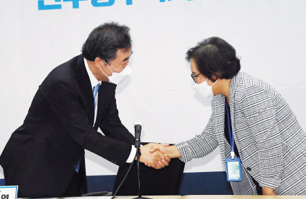 더불어민주당 대선 경선 후보들간 정책 경쟁도 불이 붙었다. 이재명 경기지사는 10일 기본금융 정책을 발표했다. 위쪽 사진은 전날 경기도 여주시 반려동물테마파크 공사 현장을 둘러보는 이 지사. 이낙연 전 대표도 같은 날 전국민주치의도입 공약을 내놓았다. 이날 오전 여의도 선거캠프에서 열린 관련 행사에서 강정화 한국소비자연맹 회장과 악수를 하는 이 전 대표. [연합·이상섭 기자]