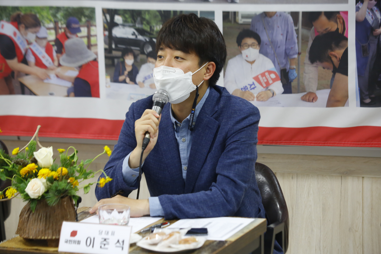 이준석 국민의힘 대표가 9일 오후 경북 상주당원협의회 사무실에서 열린 상주·문경 주요당직자 간담회에서 발언하고 있다. [연합]