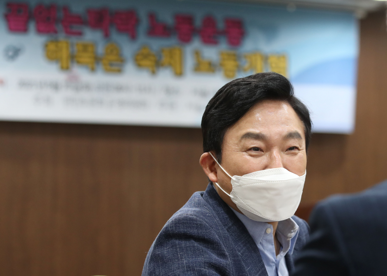 국민의힘 대선 경선 예비후보인 원희룡 전 제주지사가 10일 오전 서울시의회 별관에서 만민토론회 운영위 주최로 열린 '끝없는 타락 노동운동 해묵은 숙제 노동개혁' 토론회에서 참석자들과 인사를 나누고 있다. [연합]