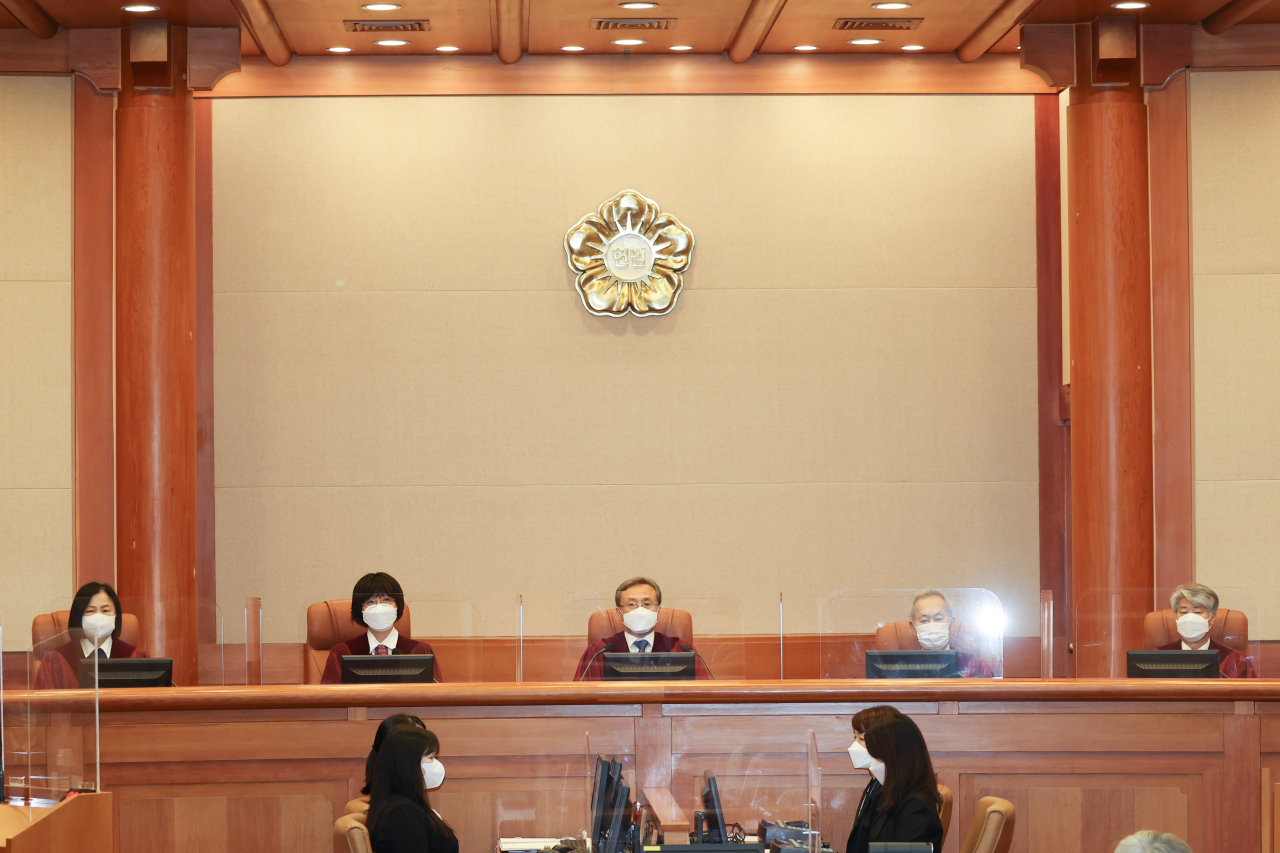 유남석 헌법재판소장과 재판관들이 10일 오후 서울 종로구 헌법재판소 대심판정에서 열린 임성근 전 부장판사의 탄핵 심판 최종 변론에 참석해 재판 시작을 기다리고 있다. 12일 있을 임성근 전 부장판사에 대한 항소심 판결이 헌재에 어떤 영향을 줄 지 주목된다.연합]