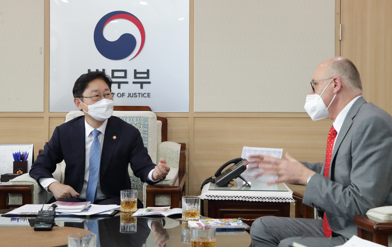 박범계 법무부 장관이 9일 정부과천청사 법무부에서 볼프강 앙거홀처 주한 오스트리아 대사와 면담하고 있다. [법무부 제공]