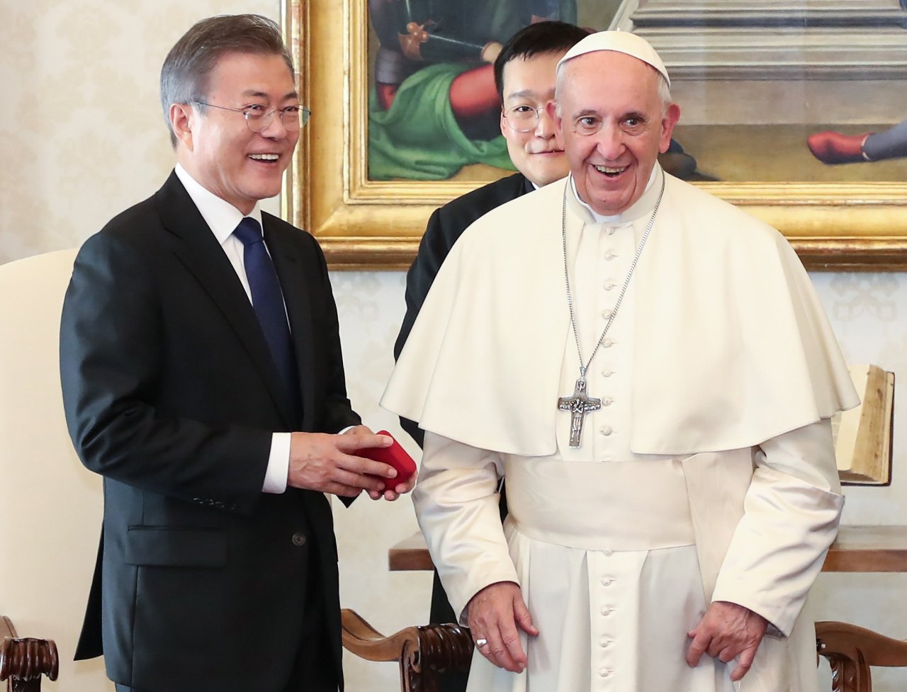 President Moon Jae-in speaks with Pope Francis during his state visit to the Vatican on Oct. 18 2018. (Yonhap)