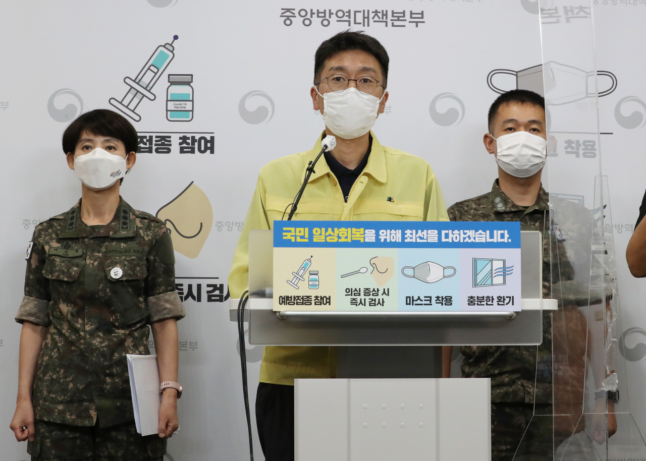 민관군 합동조사단을 맡고 있는 박영준 질병관리청 역학조사분석담당관과 이순영 국군의무사령부 예방의학처 대령(왼쪽)이 10일 오후 충북 청주시 질병관리청에서 열린 신종 코로나바이러스 감염증(코로나19) 정례브리핑에서 해외 파병 중 코로나19에 집단으로 확진돼 귀국한 청해부대 34진 확진자들에 대한 역학조사 결과를 발표하고 있다. 연합뉴스