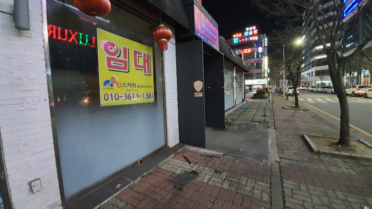 사회적 거리두기 잇단 상향 조치에도 34일 연속 1000명대 신규확진자가 나오고 있다. 사진은 광주최대 번화가인 상무지구의 모습.