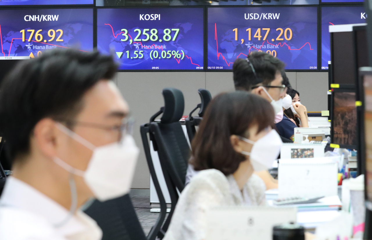 [사진=코스피가 10일 장 초반 하락세를 보이고 있다. 이날 명동 하나은행 본점 딜링룸 모습.] [연합]