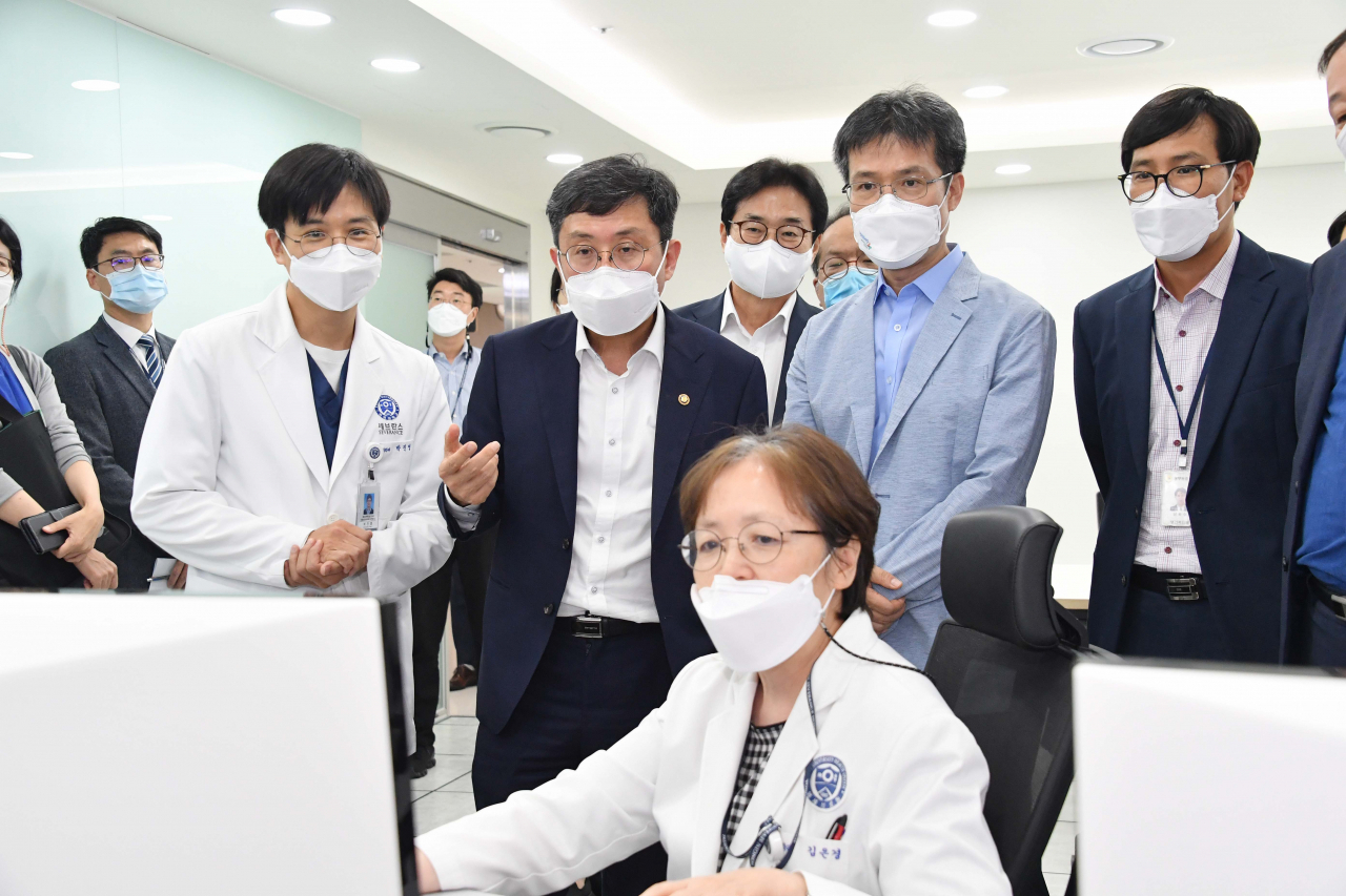 안도걸 기획재정부 2차관이 10일 경기도 용인 세브란스 병원을 방문해 현장을 둘러보며 관계자로부터 설명을 듣고 있다. [기획재정부 제공. 재판매 및 DB 금지] 연합뉴스