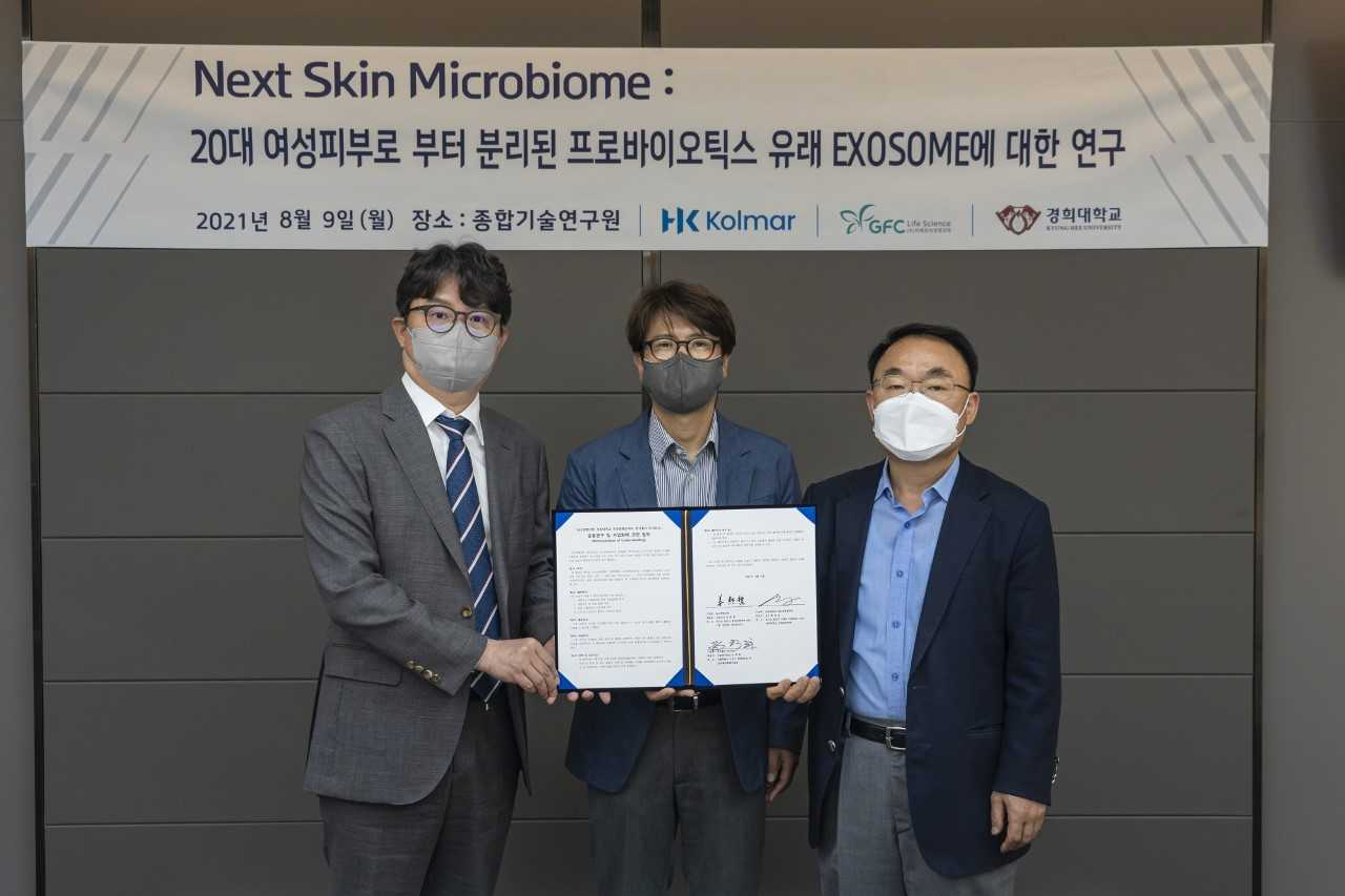 (왼쪽부터)강희철 GFC생명과학 대표와 황재성 경희대 유전생명공학과 교수, 강학희 한국콜마 기술연구원 원장이 지난 9일 서울 내곡동에 있는 한국콜마 종합기술원에서 업무협약을 체결했다.[한국콜마 제공]