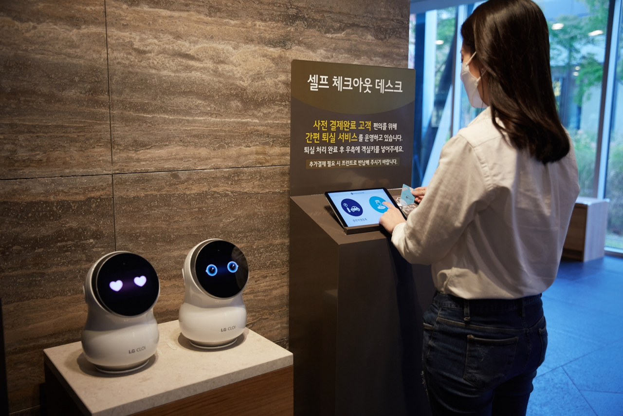 곤지암리조트가 LG전자 클로이 로봇을 도입하며 언택트 서비스를 제공한다. 미니봇을 통해 셀프 체크아웃 하는 모습