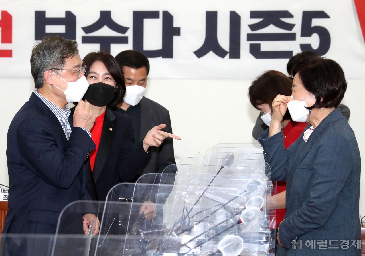 [헤럴드경제=이상섭 기자] 국민의힘 대선 예비후보인 최재형 전 감사원장이 11일 오전 서울 여의도 국회에서 열린 국민의힘 초선의원 공부모임 '명불허전 보수다 시즌5' 강연에 앞서 참석한 의원들과 인사를 나누고 있다.