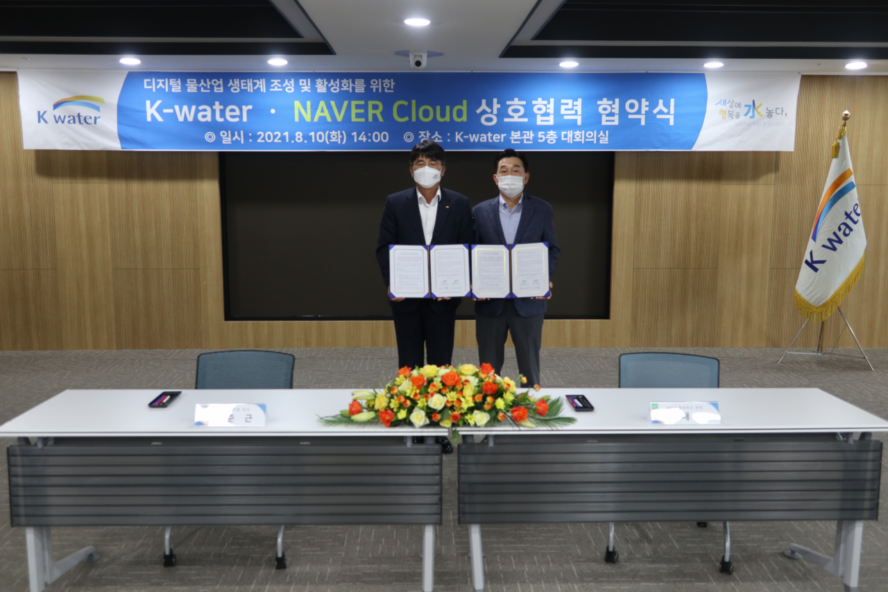 이준근 수공 그린인프라부문 이사(왼쪽)가 김태창 네이버클라우드 전무와 ‘디지털 물산업 생태계 조성 및 활성화’를 위한 상호협력 업무협약을 체결한 후 기념사진을 찍고 있다. [한국수자원공사 제공]