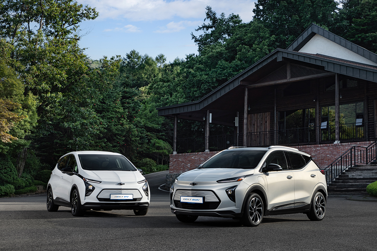 쉐보레가 브랜드 최초의 전기 SUV 볼트 EUV(오른쪽)와 순수 전기차 신형 볼트 EV(왼쪽)의 숏폼 콘텐츠를 공개하고 본격적인 국내 출시 준비에 나선다.[쉐보레 제공]
