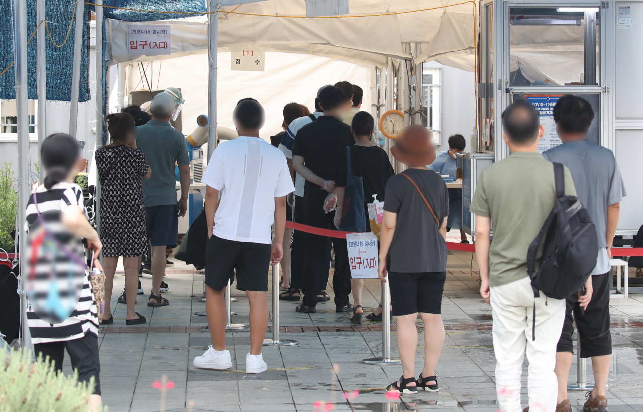 10일 서울 구로구 구로역 광장 임시 선별검사소에서 시민들이 검사를 받기 위해 줄을 서 있다. [연합]