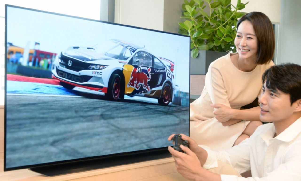 LG전자 소속 모델이 LG디스플레이 패널이 적용된 48인치 OLED TV로 게임을 즐기고 있다. [LG전자 제공]