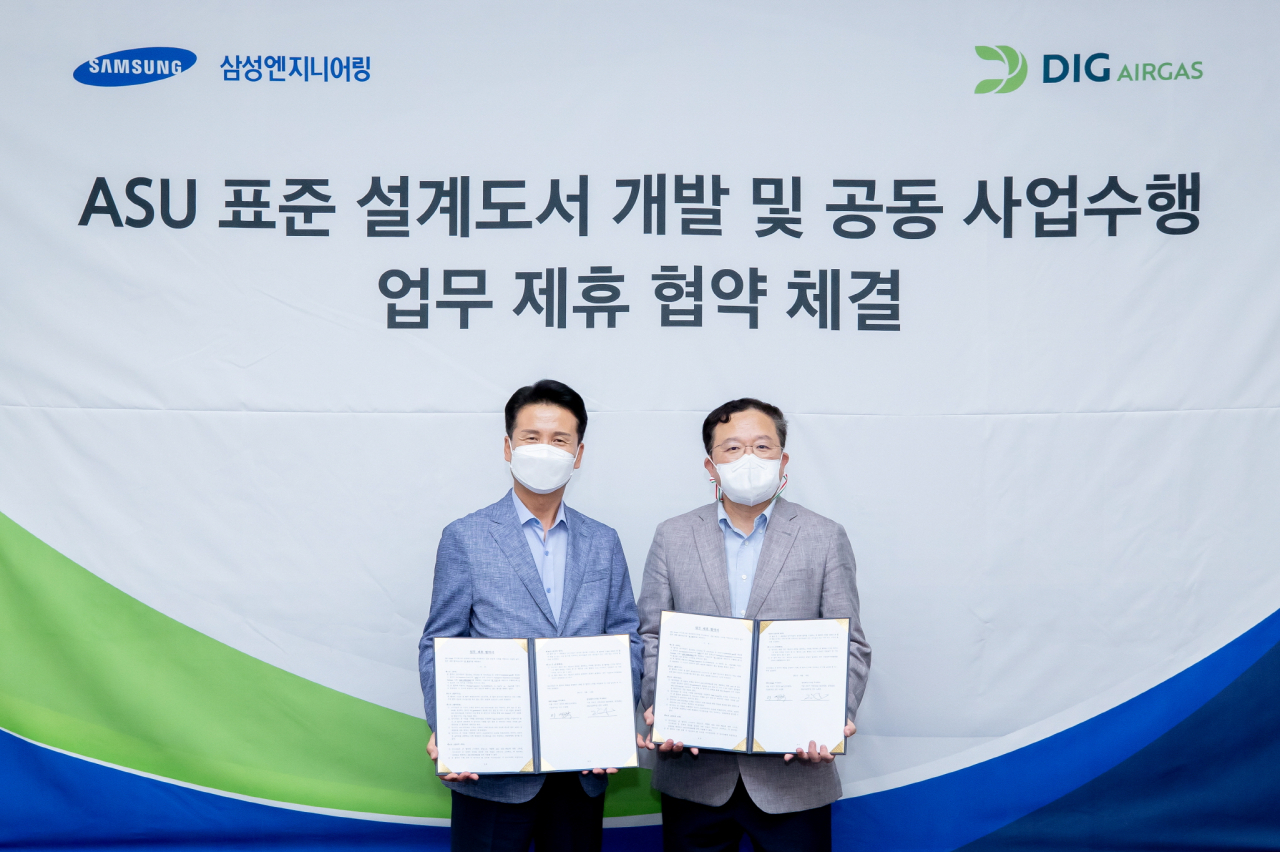 노희권 삼성엔지니어링 엔지니어링본부장(왼쪽)과 이재학 DIG에어가스 기술본부장이 10일 서울 강동구 삼성GEC 본사에서 'ASU 표준 설계도서 개발 및 공동 사업수행에 대한 업무제휴 협약'을 체결하고 기념촬영을 하고 있다.[삼성엔지니어링 제공]