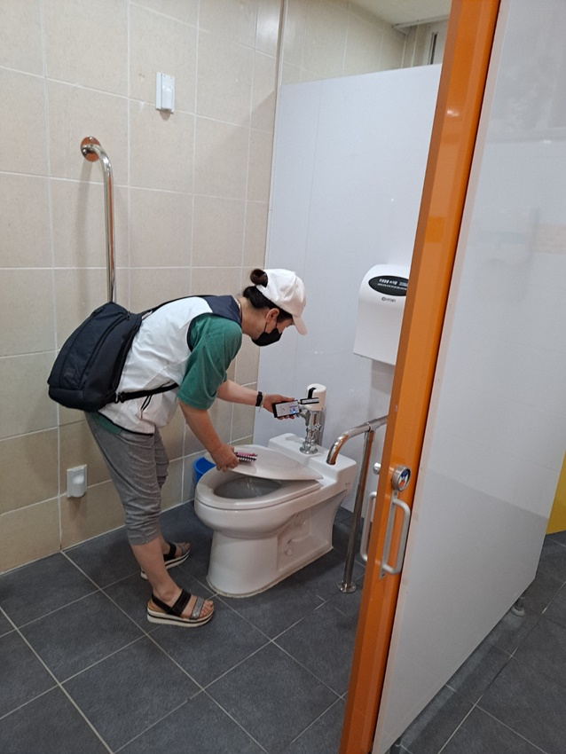 마포구 학교 내 불법촬영 점검 사진. [마포구 제공]