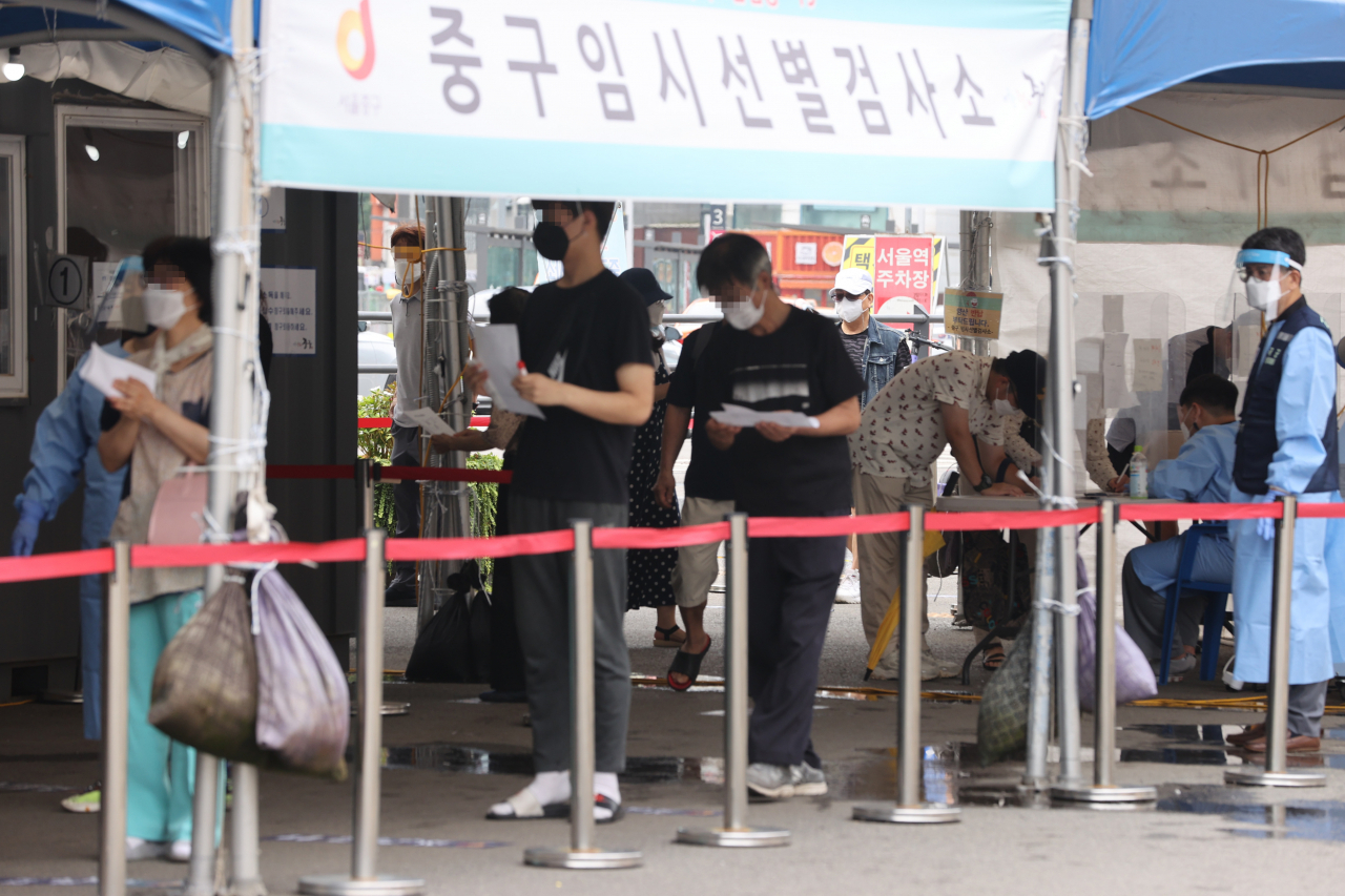 신종 코로나바이러스 감염증(코로나19) 신규 확진자 수가 처음으로 2000명대를 돌파한 11일 오전 서울 용산구 서울역광장에 마련된 임시선별검사소에서 시민들이 검사를 받기 위해 줄을 서 있다. [연합]