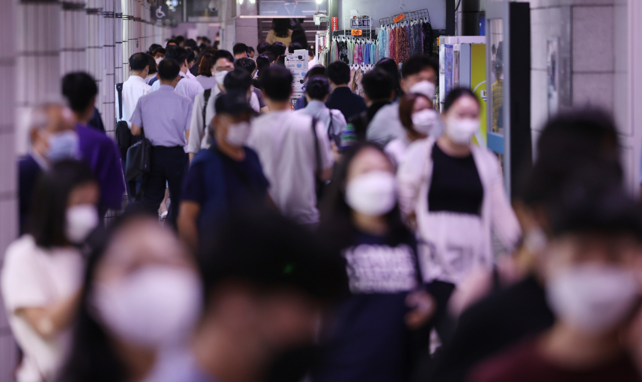 코로나19 신규 확진자 수가 2000명대를 돌파한 11일 오전 서울 지하철 시청역에서 마스크를 쓴 시민들이 발걸음을 옮기고 있다. [연합]