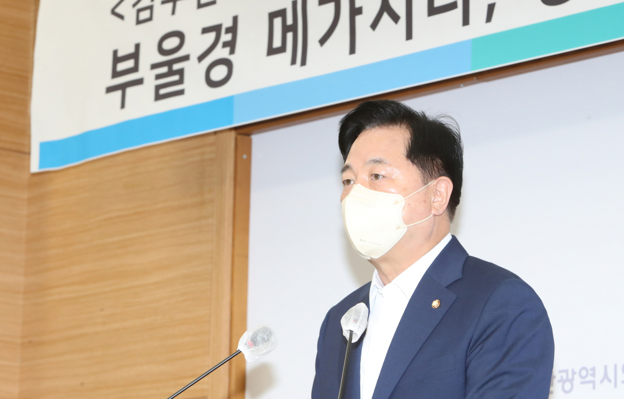 더불어민주당 대권주자인 김두관 의원이 9일 오전 부산시의회 브리핑룸에서 부울경 메가시티 등 지역 현안에 관한 기자회견을 하고 있다. 연합뉴스