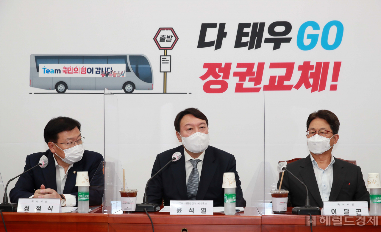[헤럴드경제=이상섭 기자] 국민의힘 윤석열 대선 예비후보가 11일 오전 서울 여의도 국회에서 열린 ‘더 큰 국민의힘 재선의원 간담회’에서 모두발언을 하고 있다.