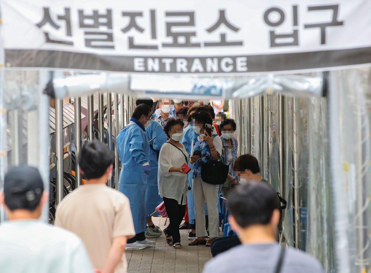 신종 코로나바이러스 감염증(코로나19) 신규 확진자가 코로나19 사태 후 최다인 2,223명을 기록한 11일 오전 서울 관악구 관악구보건소에서 시민들이 검사를 받기 위해 대기하고 있다. [연합]
